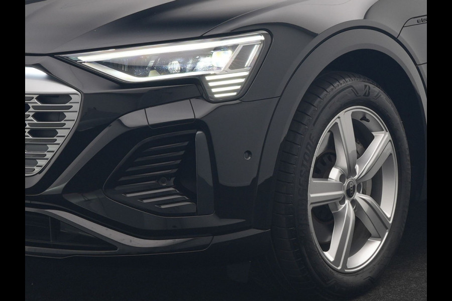 Audi Q8 e-tron 55 Quattro S Line 114 kWh 408pk Dealer O.H. | Trekhaak Afn. | Luchtvering | Adaptive Cruise | Head Up | Matrix LED | Camera | Alcantara Sportstoelen Verwarmd | Sfeerverlichting | Keyless | Navigatie | Virtual | DAB |