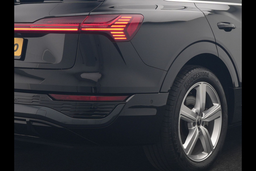 Audi Q8 e-tron 55 Quattro S Line 114 kWh 408pk Dealer O.H. | Trekhaak Afn. | Luchtvering | Adaptive Cruise | Head Up | Matrix LED | Camera | Alcantara Sportstoelen Verwarmd | Sfeerverlichting | Keyless | Navigatie | Virtual | DAB |