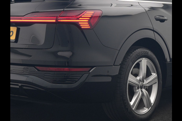Audi Q8 e-tron 55 Quattro S Line 114 kWh 408pk Dealer O.H. | Trekhaak Afn. | Luchtvering | Adaptive Cruise | Head Up | Matrix LED | Camera | Alcantara Sportstoelen Verwarmd | Sfeerverlichting | Keyless | Navigatie | Virtual | DAB |