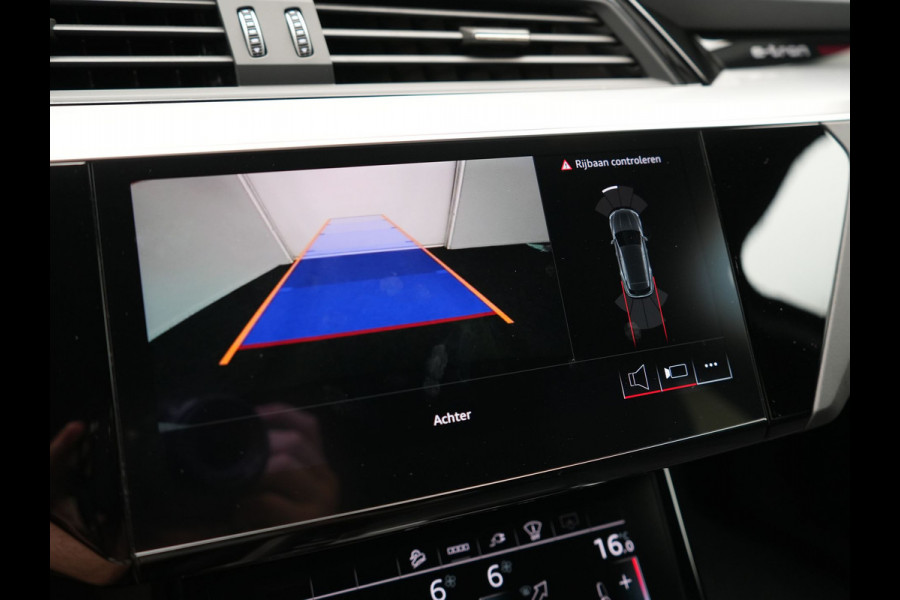 Audi Q8 e-tron 55 Quattro S Line 114 kWh 408pk Dealer O.H. | Trekhaak Afn. | Luchtvering | Adaptive Cruise | Head Up | Matrix LED | Camera | Alcantara Sportstoelen Verwarmd | Sfeerverlichting | Keyless | Navigatie | Virtual | DAB |