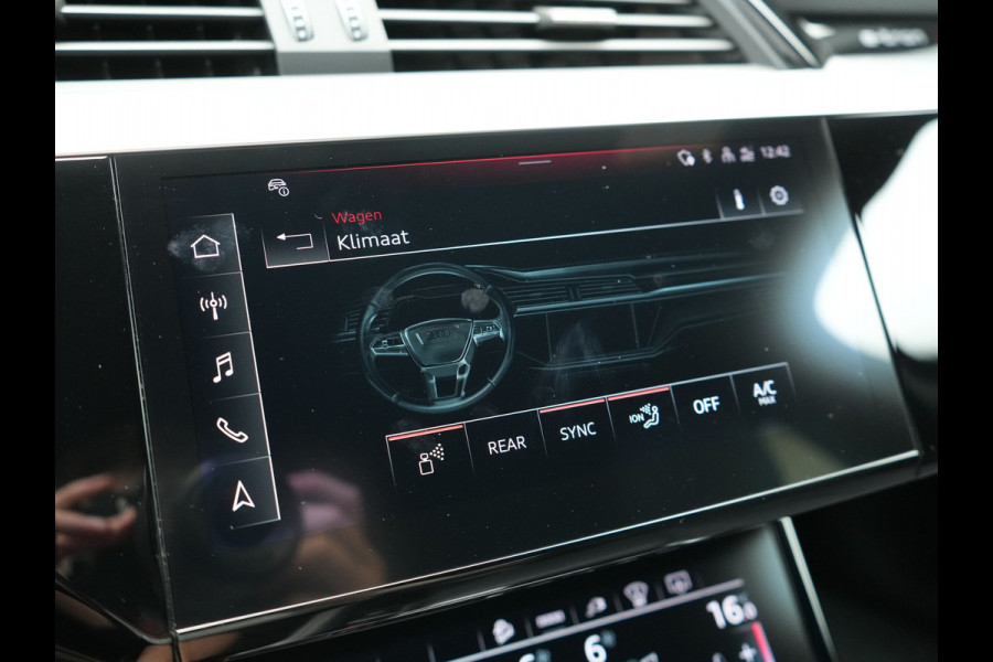 Audi Q8 e-tron 55 Quattro S Line 114 kWh 408pk Dealer O.H. | Trekhaak Afn. | Luchtvering | Adaptive Cruise | Head Up | Matrix LED | Camera | Alcantara Sportstoelen Verwarmd | Sfeerverlichting | Keyless | Navigatie | Virtual | DAB |
