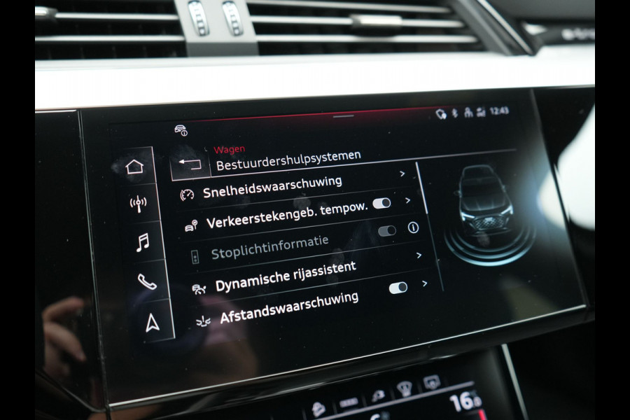 Audi Q8 e-tron 55 Quattro S Line 114 kWh 408pk Dealer O.H. | Trekhaak Afn. | Luchtvering | Adaptive Cruise | Head Up | Matrix LED | Camera | Alcantara Sportstoelen Verwarmd | Sfeerverlichting | Keyless | Navigatie | Virtual | DAB |