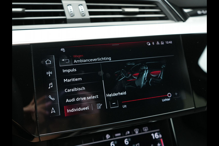 Audi Q8 e-tron 55 Quattro S Line 114 kWh 408pk Dealer O.H. | Trekhaak Afn. | Luchtvering | Adaptive Cruise | Head Up | Matrix LED | Camera | Alcantara Sportstoelen Verwarmd | Sfeerverlichting | Keyless | Navigatie | Virtual | DAB |