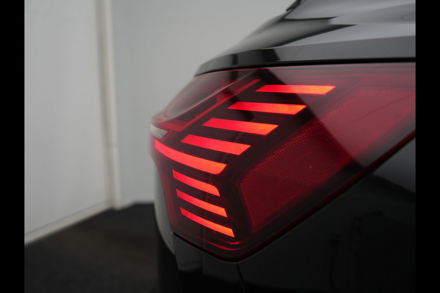 Audi Q8 e-tron 55 Quattro S Line 114 kWh 408pk Dealer O.H. | Trekhaak Afn. | Luchtvering | Adaptive Cruise | Head Up | Matrix LED | Camera | Alcantara Sportstoelen Verwarmd | Sfeerverlichting | Keyless | Navigatie | Virtual | DAB |