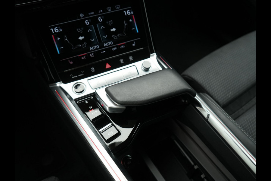 Audi Q8 e-tron 55 Quattro S Line 114 kWh 408pk Dealer O.H. | Trekhaak Afn. | Luchtvering | Adaptive Cruise | Head Up | Matrix LED | Camera | Alcantara Sportstoelen Verwarmd | Sfeerverlichting | Keyless | Navigatie | Virtual | DAB |