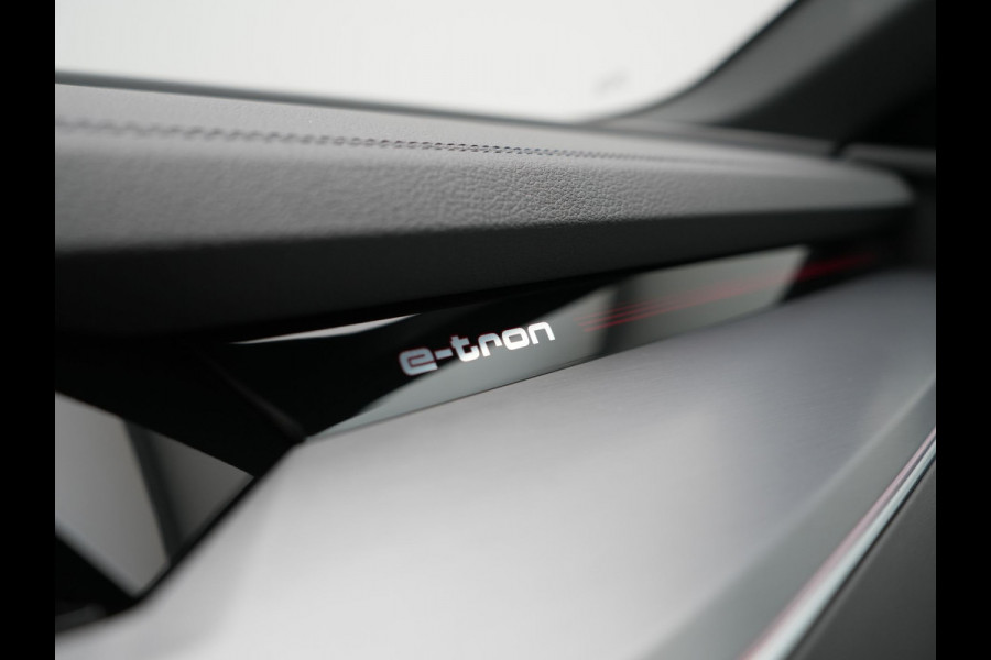 Audi Q8 e-tron 55 Quattro S Line 114 kWh 408pk Dealer O.H. | Trekhaak Afn. | Luchtvering | Adaptive Cruise | Head Up | Matrix LED | Camera | Alcantara Sportstoelen Verwarmd | Sfeerverlichting | Keyless | Navigatie | Virtual | DAB |