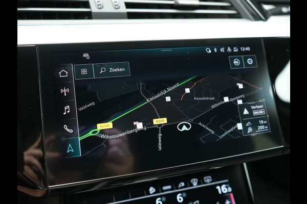 Audi Q8 e-tron 55 Quattro S Line 114 kWh 408pk Dealer O.H. | Trekhaak Afn. | Luchtvering | Adaptive Cruise | Head Up | Matrix LED | Camera | Alcantara Sportstoelen Verwarmd | Sfeerverlichting | Keyless | Navigatie | Virtual | DAB |
