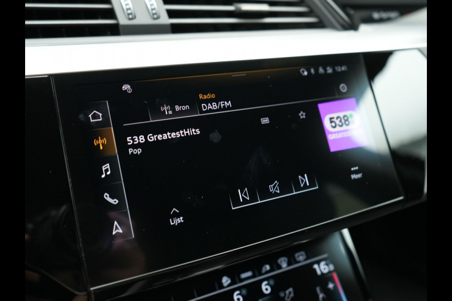 Audi Q8 e-tron 55 Quattro S Line 114 kWh 408pk Dealer O.H. | Trekhaak Afn. | Luchtvering | Adaptive Cruise | Head Up | Matrix LED | Camera | Alcantara Sportstoelen Verwarmd | Sfeerverlichting | Keyless | Navigatie | Virtual | DAB |
