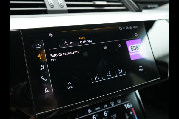 Audi Q8 e-tron 55 Quattro S Line 114 kWh 408pk Dealer O.H. | Trekhaak Afn. | Luchtvering | Adaptive Cruise | Head Up | Matrix LED | Camera | Alcantara Sportstoelen Verwarmd | Sfeerverlichting | Keyless | Navigatie | Virtual | DAB |