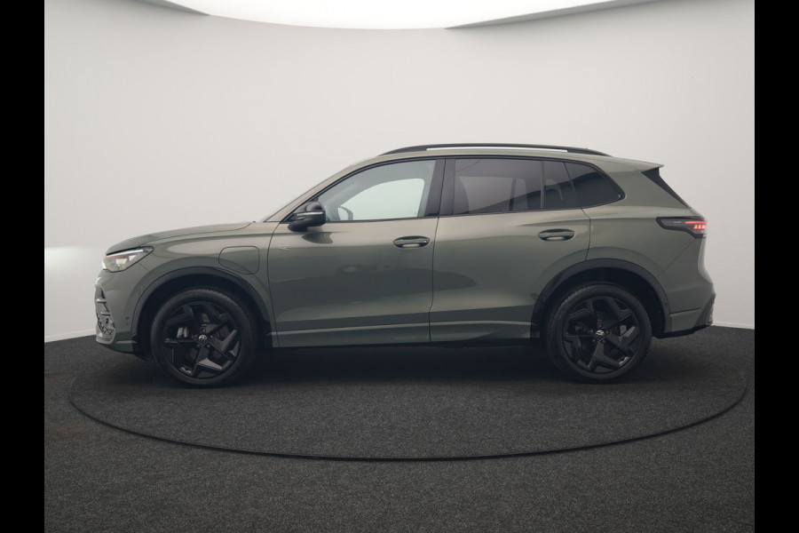 Volkswagen Tiguan 1.5 eHybrid R-Line Edition PHEV 204pk Dealer O.H. | Adaptive Cruise | Head Up | Camera | IQ Light | Sportstoelen Massage & Verwarmd | Sfeerverlichting | Stuur Verwarmd | Keyless | Blis | Apple Carplay | Navigatie | DAB | Plug In Hybrid |