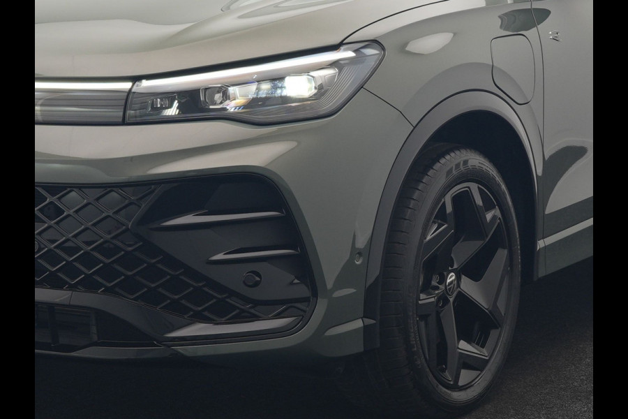 Volkswagen Tiguan 1.5 eHybrid R-Line Edition PHEV 204pk Dealer O.H. | Adaptive Cruise | Head Up | Camera | IQ Light | Sportstoelen Massage & Verwarmd | Sfeerverlichting | Stuur Verwarmd | Keyless | Blis | Apple Carplay | Navigatie | DAB | Plug In Hybrid |