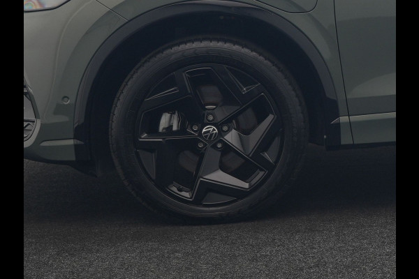 Volkswagen Tiguan 1.5 eHybrid R-Line Edition PHEV 204pk Dealer O.H. | Adaptive Cruise | Head Up | Camera | IQ Light | Sportstoelen Massage & Verwarmd | Sfeerverlichting | Stuur Verwarmd | Keyless | Blis | Apple Carplay | Navigatie | DAB | Plug In Hybrid |