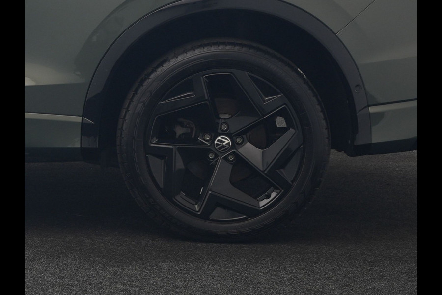 Volkswagen Tiguan 1.5 eHybrid R-Line Edition PHEV 204pk Dealer O.H. | Adaptive Cruise | Head Up | Camera | IQ Light | Sportstoelen Massage & Verwarmd | Sfeerverlichting | Stuur Verwarmd | Keyless | Blis | Apple Carplay | Navigatie | DAB | Plug In Hybrid |