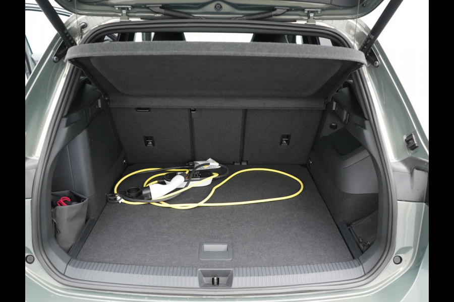Volkswagen Tiguan 1.5 eHybrid R-Line Edition PHEV 204pk Dealer O.H. | Adaptive Cruise | Head Up | Camera | IQ Light | Sportstoelen Massage & Verwarmd | Sfeerverlichting | Stuur Verwarmd | Keyless | Blis | Apple Carplay | Navigatie | DAB | Plug In Hybrid |