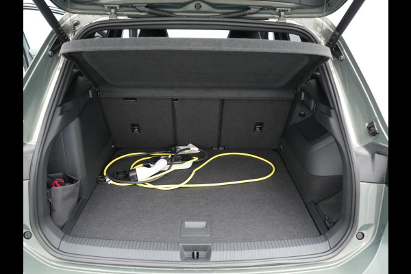Volkswagen Tiguan 1.5 eHybrid R-Line Edition PHEV 204pk Dealer O.H. | Adaptive Cruise | Head Up | Camera | IQ Light | Sportstoelen Massage & Verwarmd | Sfeerverlichting | Stuur Verwarmd | Keyless | Blis | Apple Carplay | Navigatie | DAB | Plug In Hybrid |