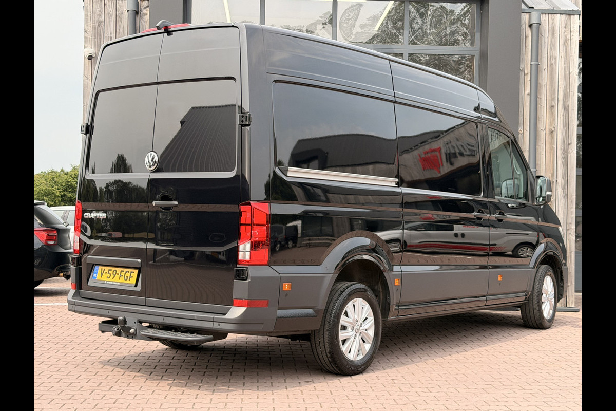 Volkswagen Crafter 35 2.0 TDI L3H3 Exclusive | Automaat | Executive Plus | LED | Camera | Trekhaak + opstap | ACC | Stuur & stoelverwarming | App-connect |