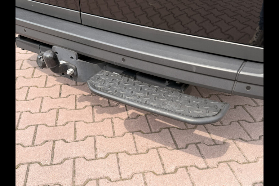 Volkswagen Crafter 35 2.0 TDI L3H3 Exclusive | Automaat | Executive Plus | LED | Camera | Trekhaak + opstap | ACC | Stuur & stoelverwarming | App-connect |
