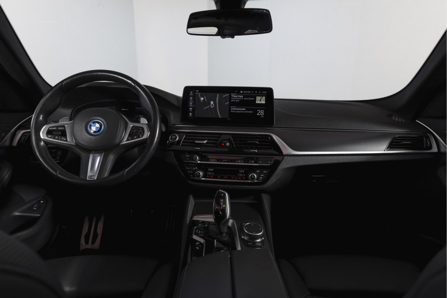 BMW 5 Serie Touring 530e Business Edition Plus | M-Sport | Shadow Line | S/K-Panodak | Laser | Head-Up | Elek. Trekhaak | Stoelverw. | Camera | NAV+App. Connect | ECC | Elek. Klep | LM 19" |