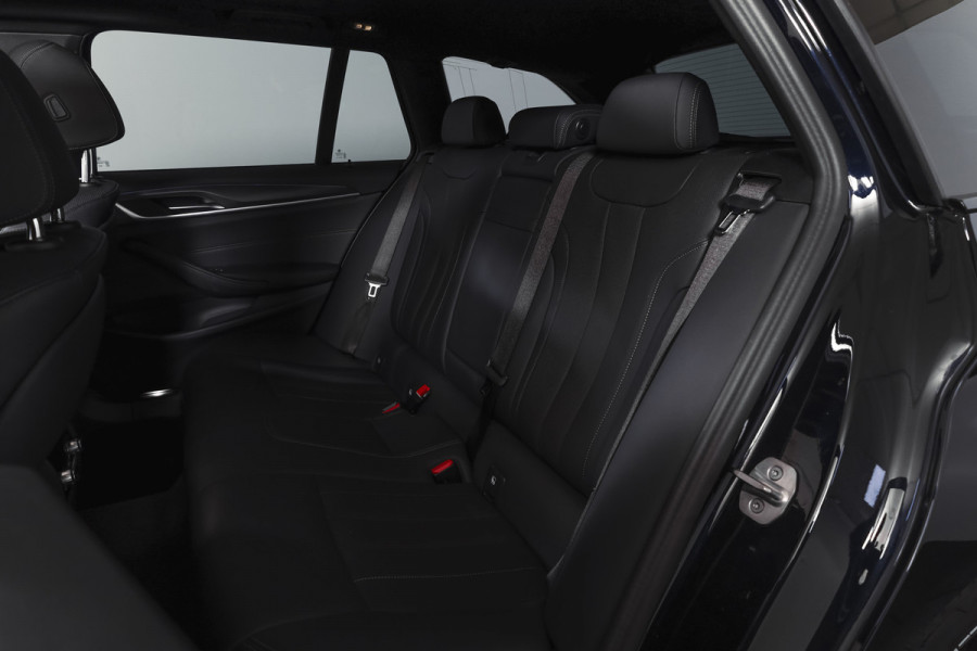 BMW 5 Serie Touring 530e Business Edition Plus | M-Sport | Shadow Line | S/K-Panodak | Laser | Head-Up | Elek. Trekhaak | Stoelverw. | Camera | NAV+App. Connect | ECC | Elek. Klep | LM 19" |