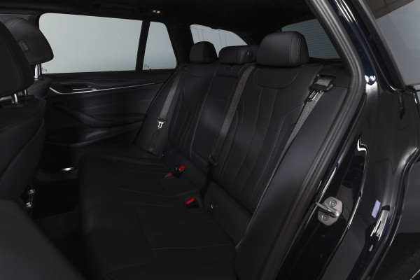 BMW 5 Serie Touring 530e Business Edition Plus | M-Sport | Shadow Line | S/K-Panodak | Laser | Head-Up | Elek. Trekhaak | Stoelverw. | Camera | NAV+App. Connect | ECC | Elek. Klep | LM 19" |