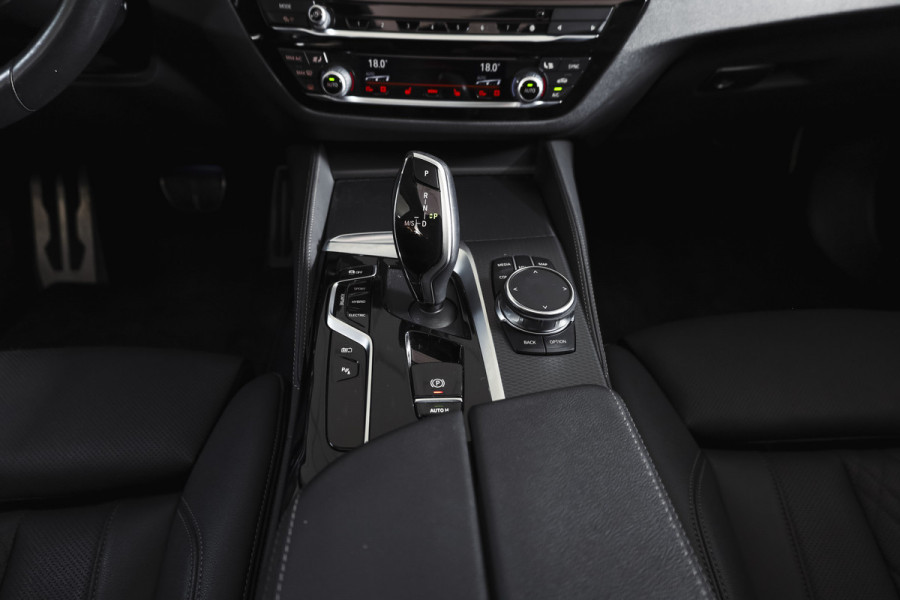 BMW 5 Serie Touring 530e Business Edition Plus | M-Sport | Shadow Line | S/K-Panodak | Laser | Head-Up | Elek. Trekhaak | Stoelverw. | Camera | NAV+App. Connect | ECC | Elek. Klep | LM 19" |