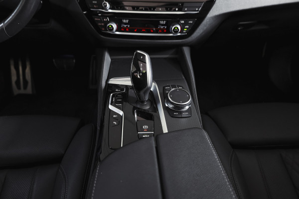 BMW 5 Serie Touring 530e Business Edition Plus | M-Sport | Shadow Line | S/K-Panodak | Laser | Head-Up | Elek. Trekhaak | Stoelverw. | Camera | NAV+App. Connect | ECC | Elek. Klep | LM 19" |