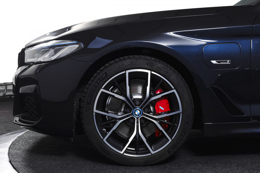 BMW 5 Serie Touring 530e Business Edition Plus | M-Sport | Shadow Line | S/K-Panodak | Laser | Head-Up | Elek. Trekhaak | Stoelverw. | Camera | NAV+App. Connect | ECC | Elek. Klep | LM 19" |