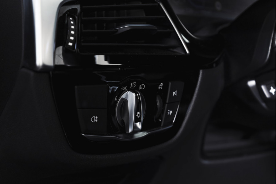 BMW 5 Serie Touring 530e Business Edition Plus | M-Sport | Shadow Line | S/K-Panodak | Laser | Head-Up | Elek. Trekhaak | Stoelverw. | Camera | NAV+App. Connect | ECC | Elek. Klep | LM 19" |