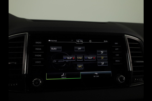Škoda Karoq 1.5 TSI ACT Business Edition Ultimate | Trekhaak | Stoel- en stuurverwarming | Adaptive cruise control | lichtemetalen velgen 18" |