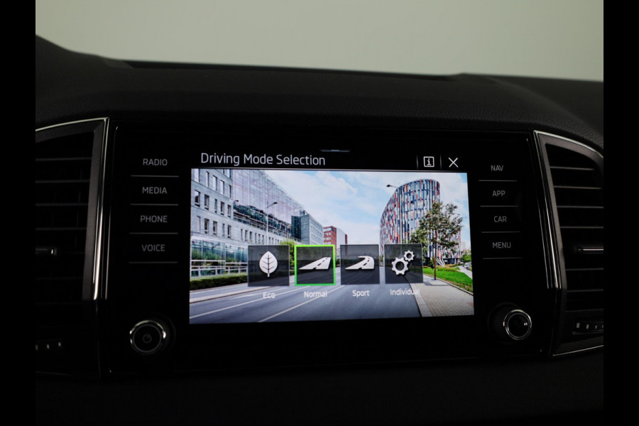 Škoda Karoq 1.5 TSI ACT Business Edition Ultimate | Trekhaak | Stoel- en stuurverwarming | Adaptive cruise control | lichtemetalen velgen 18" |