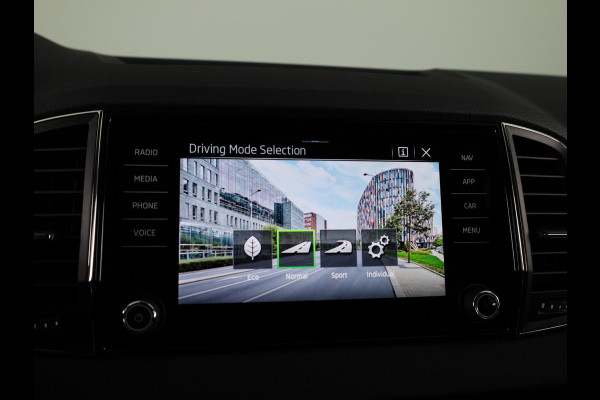 Škoda Karoq 1.5 TSI ACT Business Edition Ultimate | Trekhaak | Stoel- en stuurverwarming | Adaptive cruise control | lichtemetalen velgen 18" |