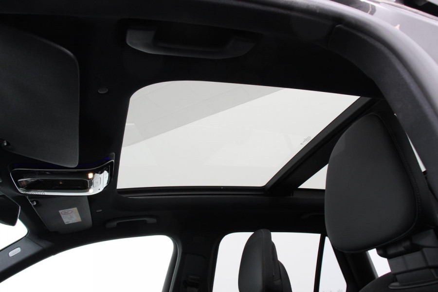 Mercedes-Benz GLC 400e 4MATIC AMG Line PHEV  Navigatie Panorama dak Lederen bekleding Camera Electrisch bedienbare achterklep Trekhaak Adaptive cruise control