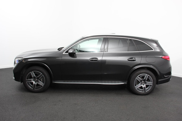 Mercedes-Benz GLC 400e 4MATIC AMG Line PHEV  Navigatie Panorama dak Lederen bekleding Camera Electrisch bedienbare achterklep Trekhaak Adaptive cruise control