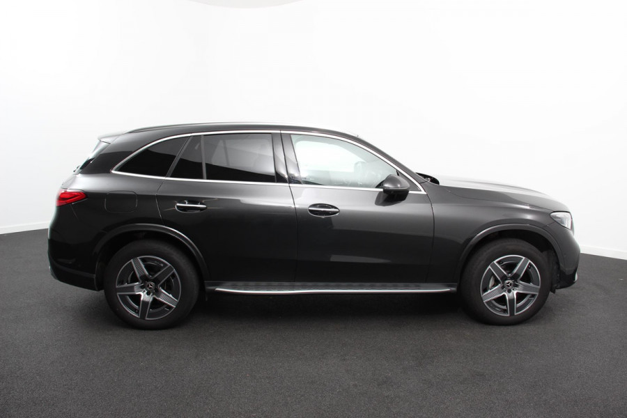 Mercedes-Benz GLC 400e 4MATIC AMG Line PHEV  Navigatie Panorama dak Lederen bekleding Camera Electrisch bedienbare achterklep Trekhaak Adaptive cruise control