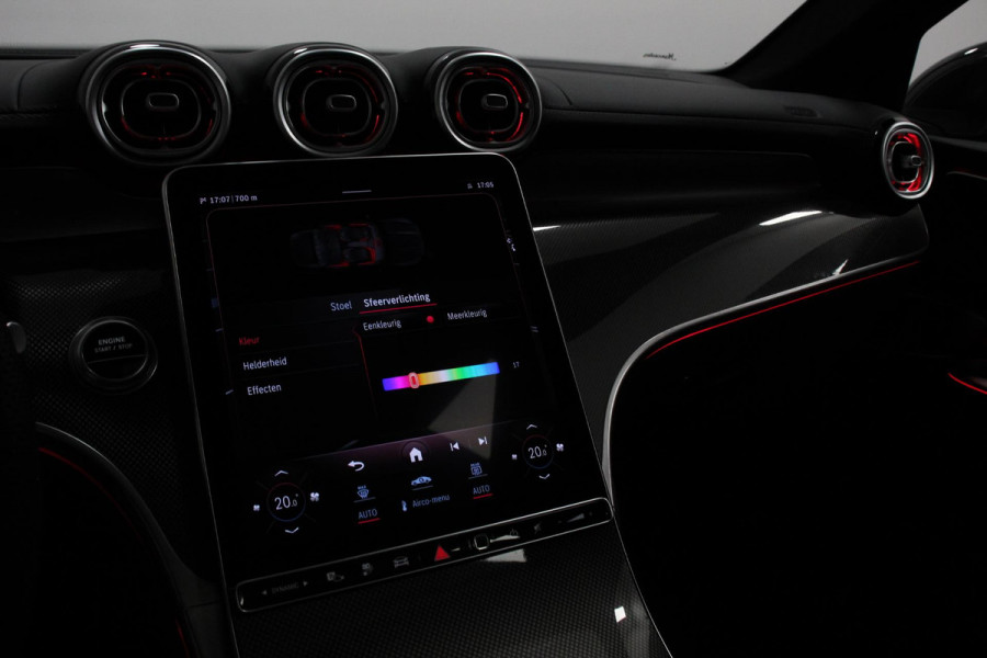 Mercedes-Benz GLC 400e 4MATIC AMG Line PHEV  Navigatie Panorama dak Lederen bekleding Camera Electrisch bedienbare achterklep Trekhaak Adaptive cruise control