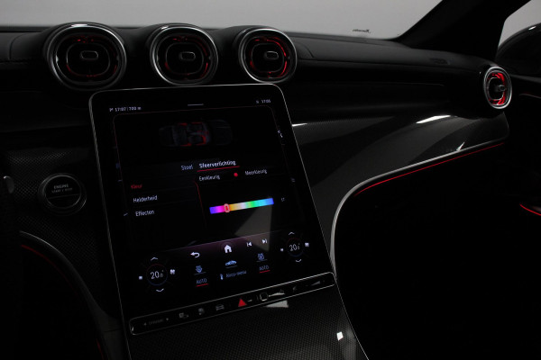 Mercedes-Benz GLC 400e 4MATIC AMG Line PHEV  Navigatie Panorama dak Lederen bekleding Camera Electrisch bedienbare achterklep Trekhaak Adaptive cruise control