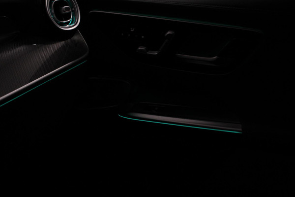 Mercedes-Benz GLC 400e 4MATIC AMG Line PHEV  Navigatie Panorama dak Lederen bekleding Camera Electrisch bedienbare achterklep Trekhaak Adaptive cruise control