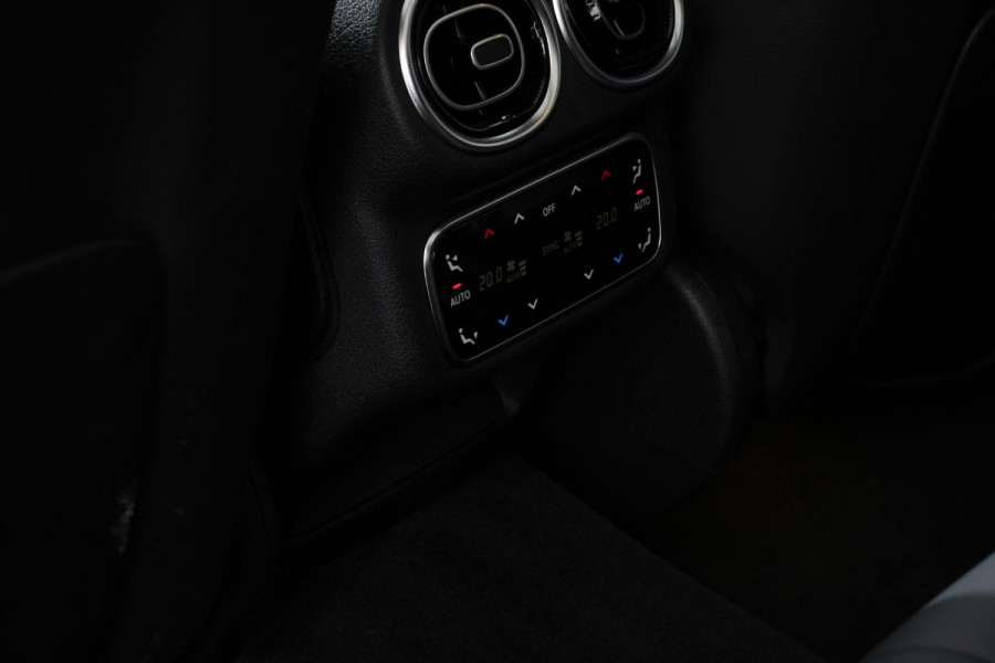 Mercedes-Benz GLC 400e 4MATIC AMG Line PHEV  Navigatie Panorama dak Lederen bekleding Camera Electrisch bedienbare achterklep Trekhaak Adaptive cruise control