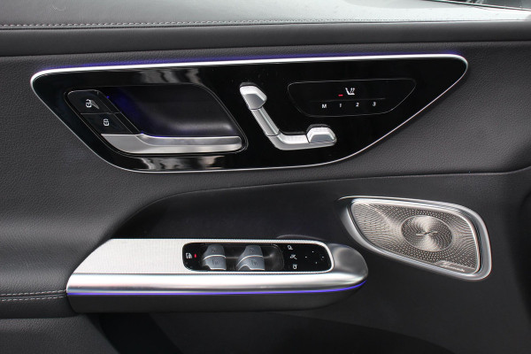 Mercedes-Benz GLC 400e 4MATIC AMG Line PHEV  Navigatie Panorama dak Lederen bekleding Camera Electrisch bedienbare achterklep Trekhaak Adaptive cruise control