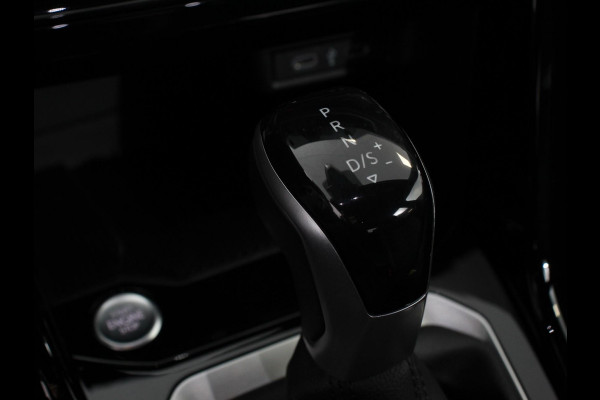 Volkswagen T-Roc 1.5 TSI 150pk Automaat R-Line Plus Navigatie Apple Carplay/Android Auto Camera Parkeersensoren Adaptive Cruise Control Stoelverwarming Virtual Cockpit Elektrische achterklep Getinte ramen Climate Control