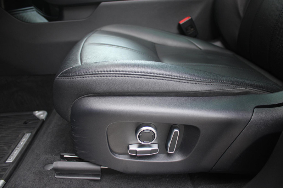 Land Rover Range Rover Evoque 1.5 P300e AWD 309PK R-DYNAMIC SE | PANORAMADAK | ELEKTRISCH VERSTELBARE VOORSTOELEN  LEDEREN BEKLEDING | 20" LICHTMETALEN VELGEN | KEYLESS ENTRY / START | EXTRA GETINTE ACHTERRUITEN | FULL LED KOPLAMPEN | LED ACHTERLICHTEN | ADAPTIVE CRUISE CONTROL | APPLE CARPLAY | ACHTERKLEP ELEKTRISCH BEDIENBAAR |
