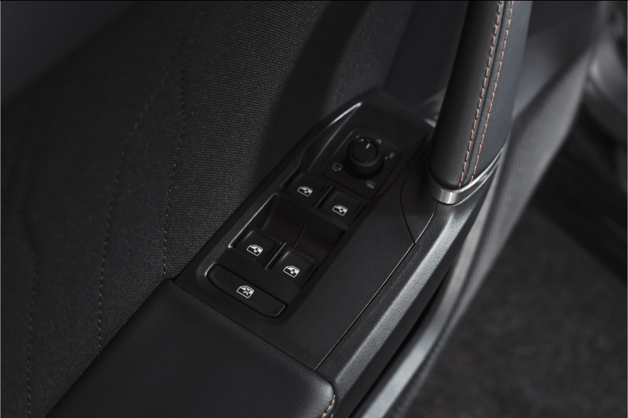 CUPRA Formentor 1.5 TSI e-Hybrid Business | S/K-Panodak | Matrix Led | Elek Trekhaak | Dig. Cockpit | Adapt. Cruise | Stoel-+Stuurverw. | PDC | Camera | App. Connect | ECC | Elek. Klep | LM 19" | 7059