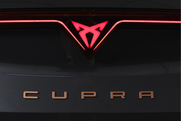 CUPRA Formentor 1.5 TSI e-Hybrid 204 PK Business | S/K-Panodak | Matrix Led | Elek Trekhaak | Dig. Cockpit | Adapt. Cruise | Stoel-+Stuurverw. | PDC | Camera | App. Connect | ECC | Elek. Klep | LM 19" | 7920