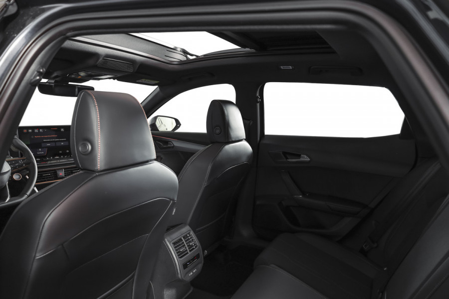 CUPRA Formentor 1.5 TSI e-Hybrid 204 PK Business | S/K-Panodak | Matrix Led | Elek Trekhaak | Dig. Cockpit | Adapt. Cruise | Stoel-+Stuurverw. | PDC | Camera | App. Connect | ECC | Elek. Klep | LM 19" | 8994