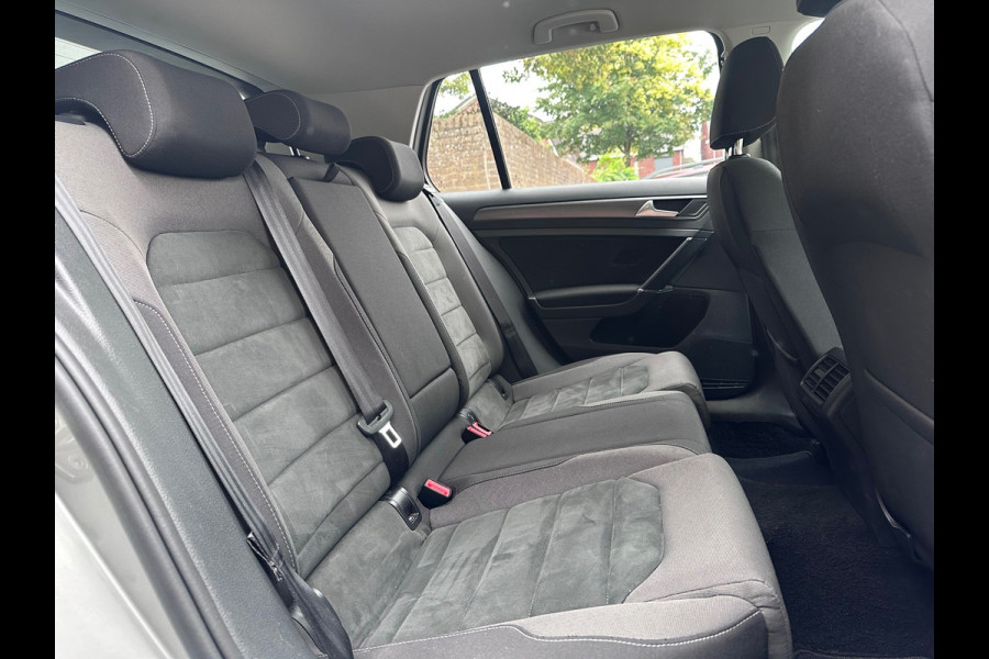 Volkswagen Golf 1.6 TDI Comfortline Business MASSAGE / CARPLAY / NAVI / ACC