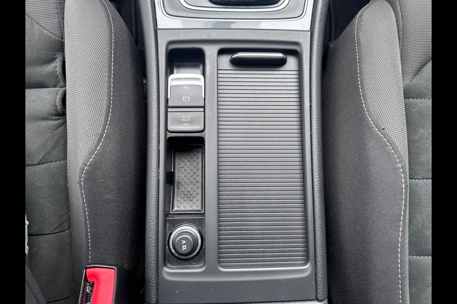 Volkswagen Golf 1.6 TDI Comfortline Business MASSAGE / CARPLAY / NAVI / ACC