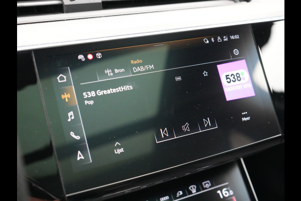 Audi Q8 e-tron 55 Quattro S Line 114 kWh 408pk Dealer O.H. | Trekhaak Afn. | Panodak | Luchtvering | Head Up | Adaptive Cruise | Bang & Olufsen | 360 Camera | Matrix LED | Alcantara Sportstoelen Verwarmd | Sfeerverlichting | Keyless | Blis | 21"L.M |