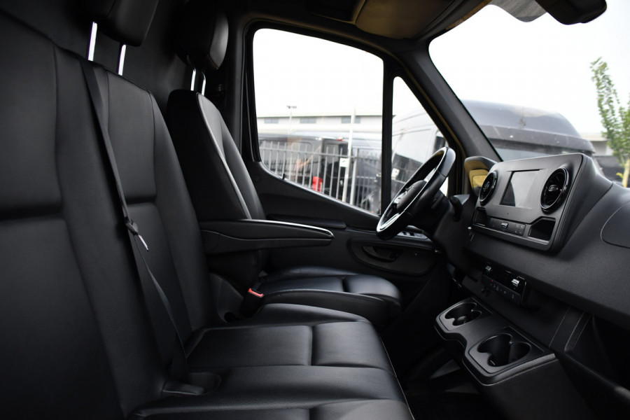 Mercedes-Benz Sprinter 317 1.9 CDI L2H2 RWD Black Edition Camera, Cruise, Carplay, LED, 170pk, Automaat, Stoelverwarming, Standkachel, Mbux, Leder, Uniek!