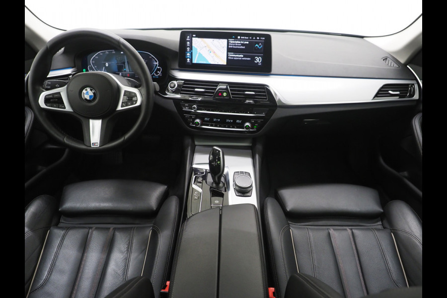 BMW 5 Serie Touring 530e | Panoramadak | Leder | Camera | Sfeerlicht | Keyless | Stoelverwarming | Cruise | Carplay