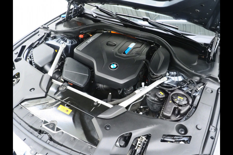 BMW 5 Serie Touring 530e | Panoramadak | Leder | Camera | Sfeerlicht | Keyless | Stoelverwarming | Cruise | Carplay